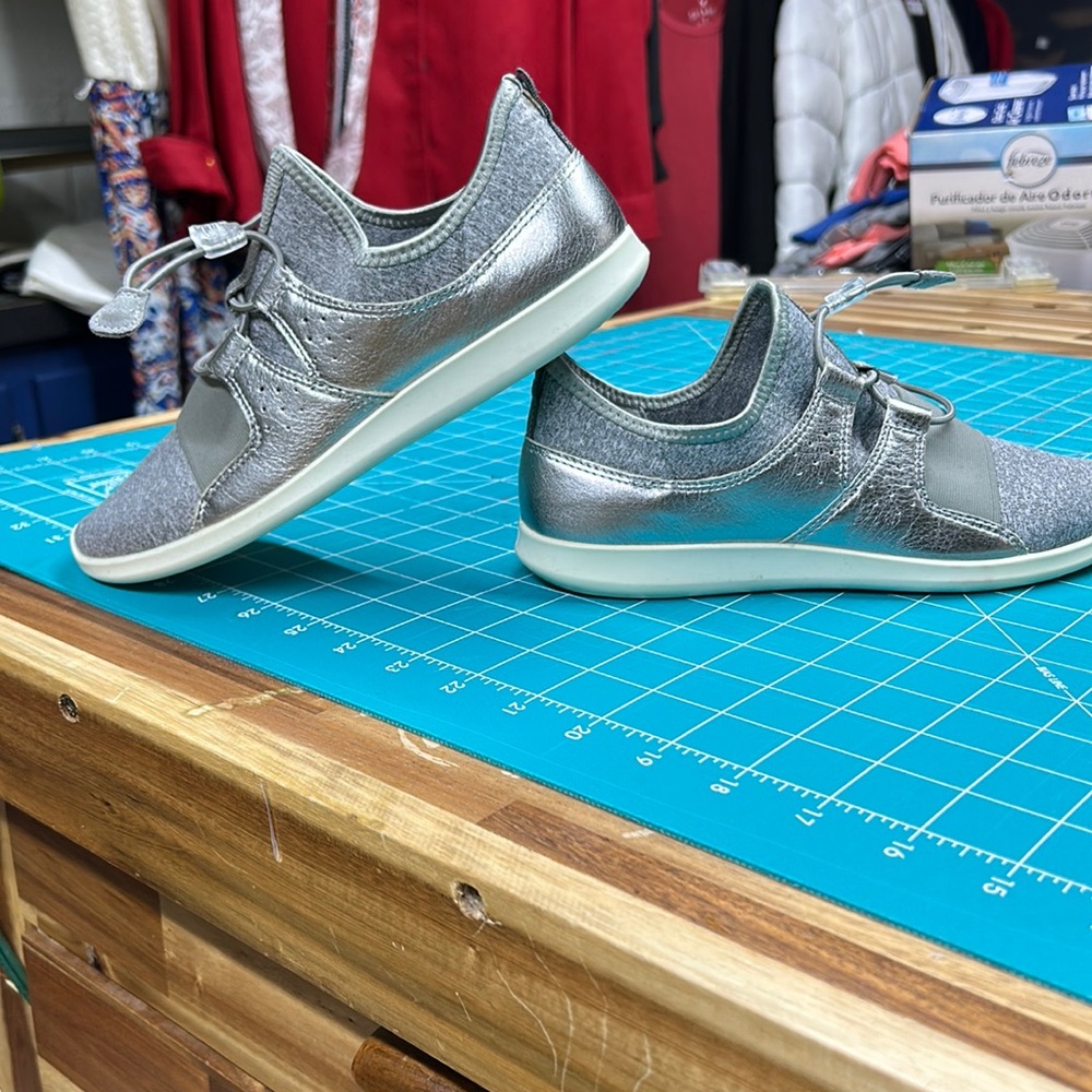 ECCO gray and silver tennis shoes no tie